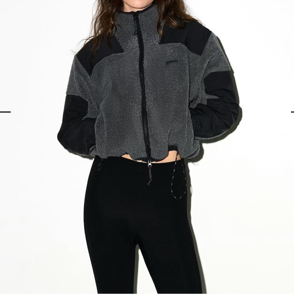 SKIMS Teddy Boxy Zip Fleece Jacket in Ash Gray and Black size Small